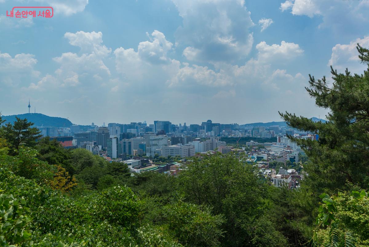 낙산공원 조망 지점으로 서울 중구가 한눈에 내려다보인다. &copy;박상현