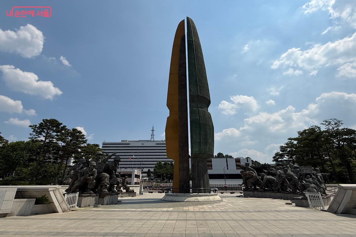 전쟁기념관 정문에 있는 6.25 전쟁 조형물 &copy;임수영
