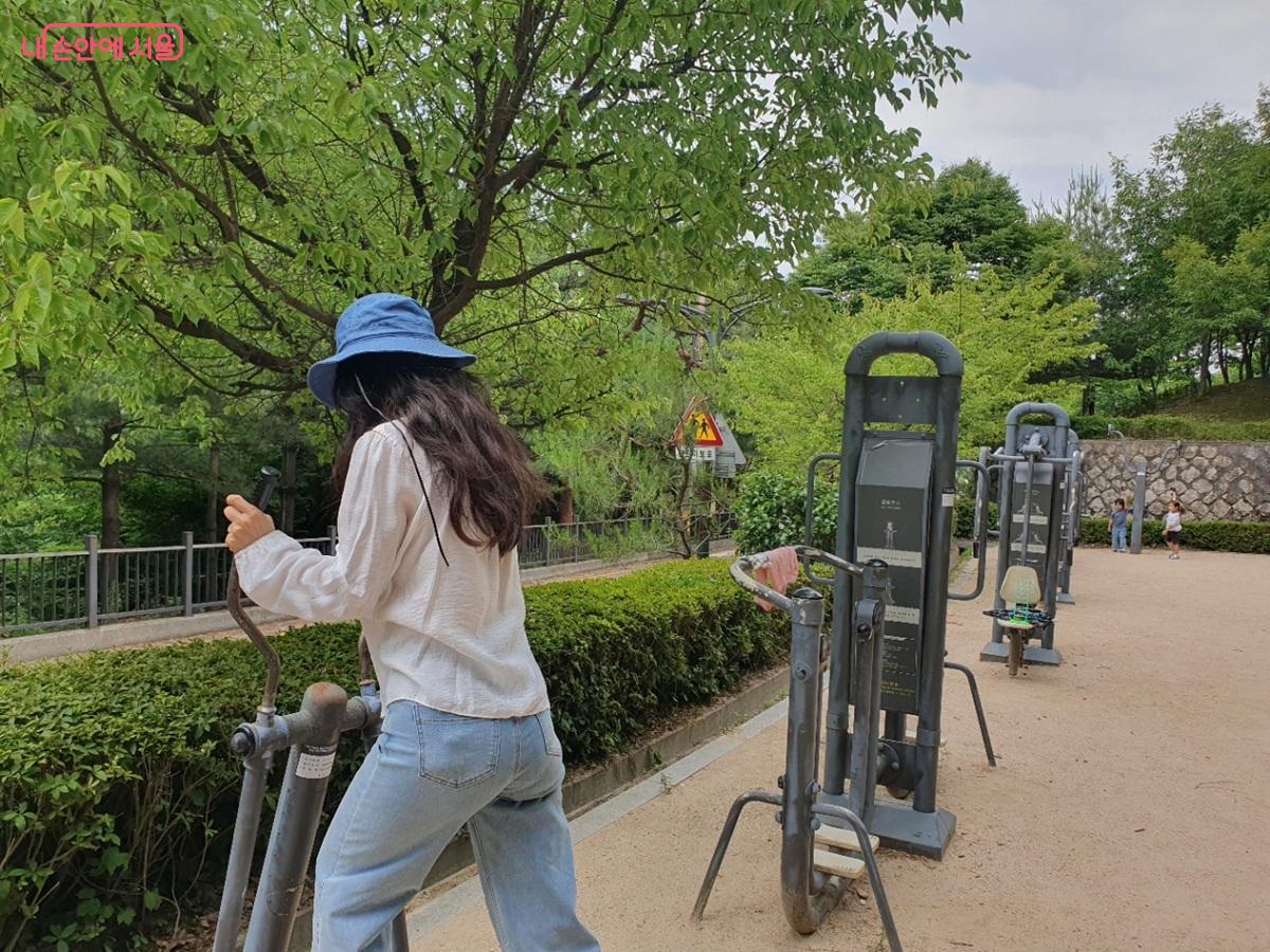 동네 공원 운동기구 이용하기로 활력 충전 ©엄윤주