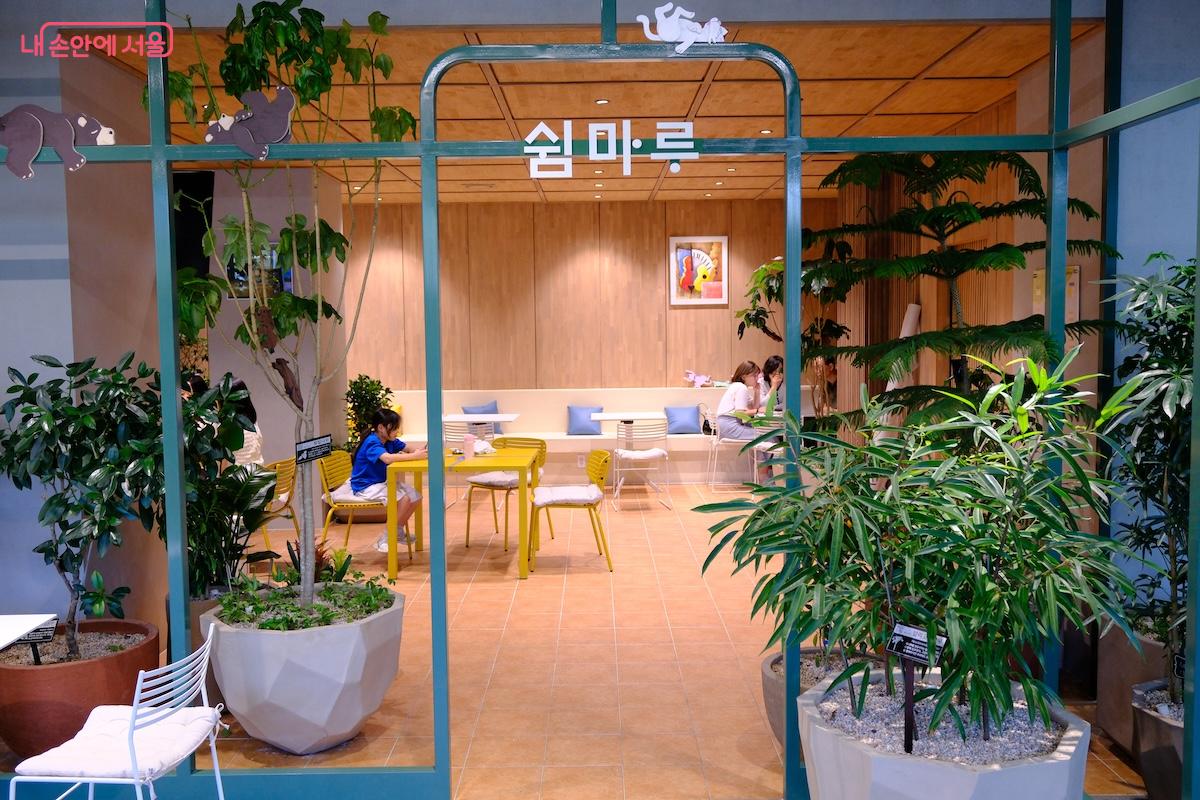 쾌적한 느낌의 쉼마루는 여름철 무더위를 식혀줄 착한 공간이다. &copy;임중빈