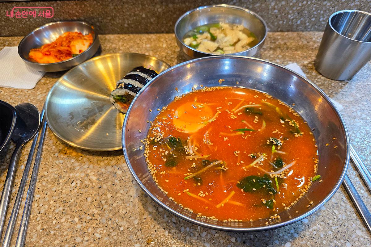 더운날씨를 날려주는 시원한 물냉면과 김밥의 조합.ⓒ양순남