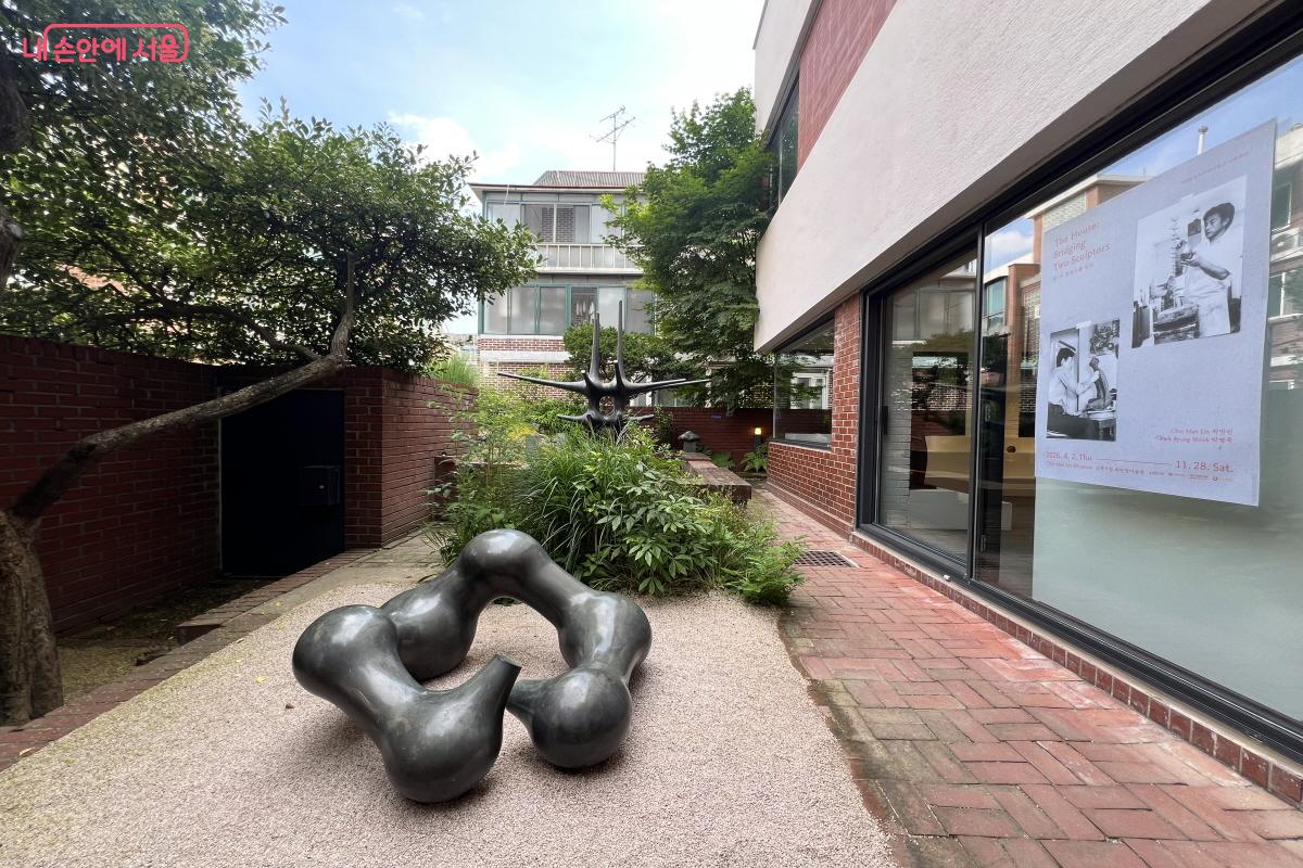 야외정원. 작가의 작품 8점이 곳곳에 놓여 있다. &copy;박지영