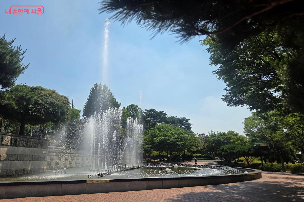 시원한 물줄기가 부드럽게 움직이고, 솟구치는 분수대도 운영된다. &copy;김미선