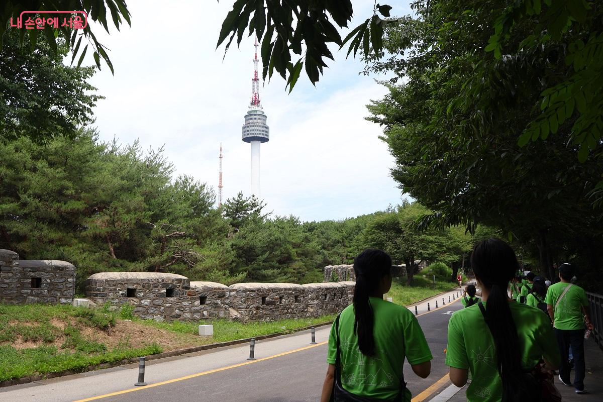 성곽길 너머 남산타워를 바라보며 힘내어 이동하는 참가자들 &copy;이봉덕