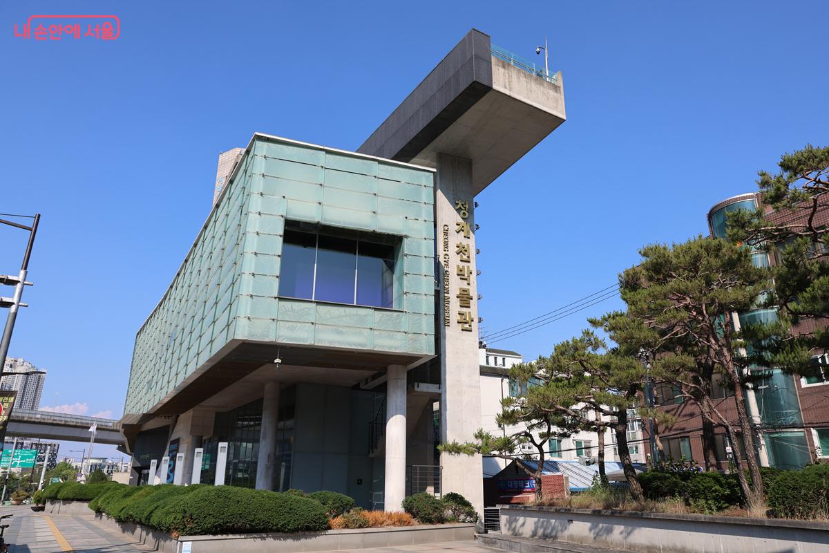 청계천의 과거와 현재, 미래를 한눈에 볼 수 있는 청계천박물관 외관
