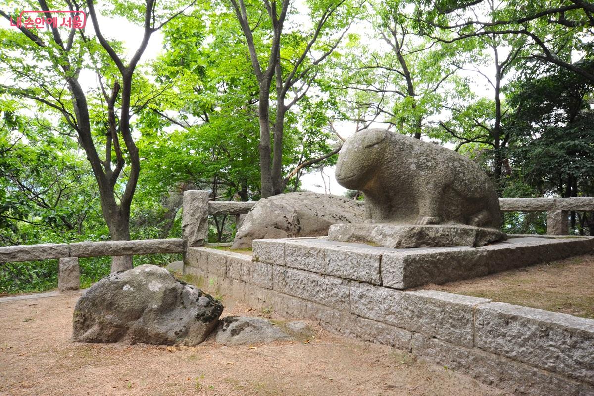 호랑이 모양의 호암산 기운을 누르기 위해 묻었다는 &lsquo;석구상&rsquo; &copy;조수봉