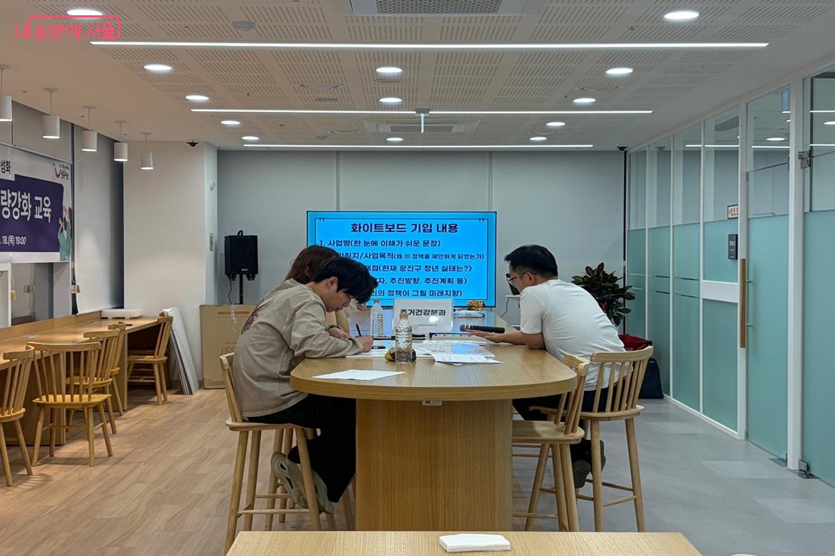 4층 안내데스크 옆 공간에 모여 교육이 진행되는 현장 &copy;최재준  