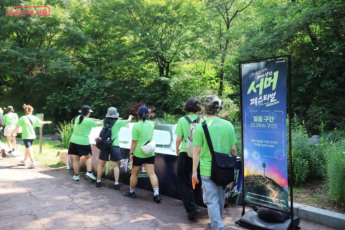 대형 얼음을 직접 만지며 더위를 날려보내는 얼음구간 &copy;이봉덕