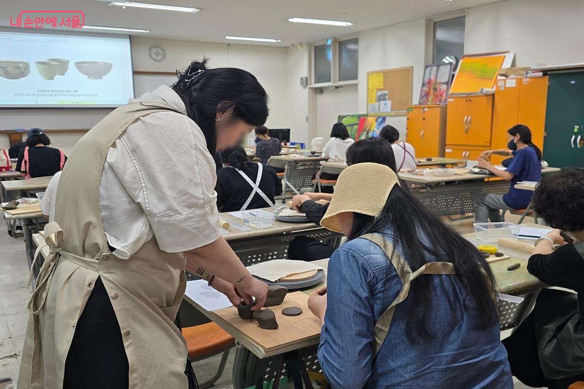 작업 도중 막히는 부분이 생기면 강사의 개별 지도를 받을 수 있다. ⓒ강사랑