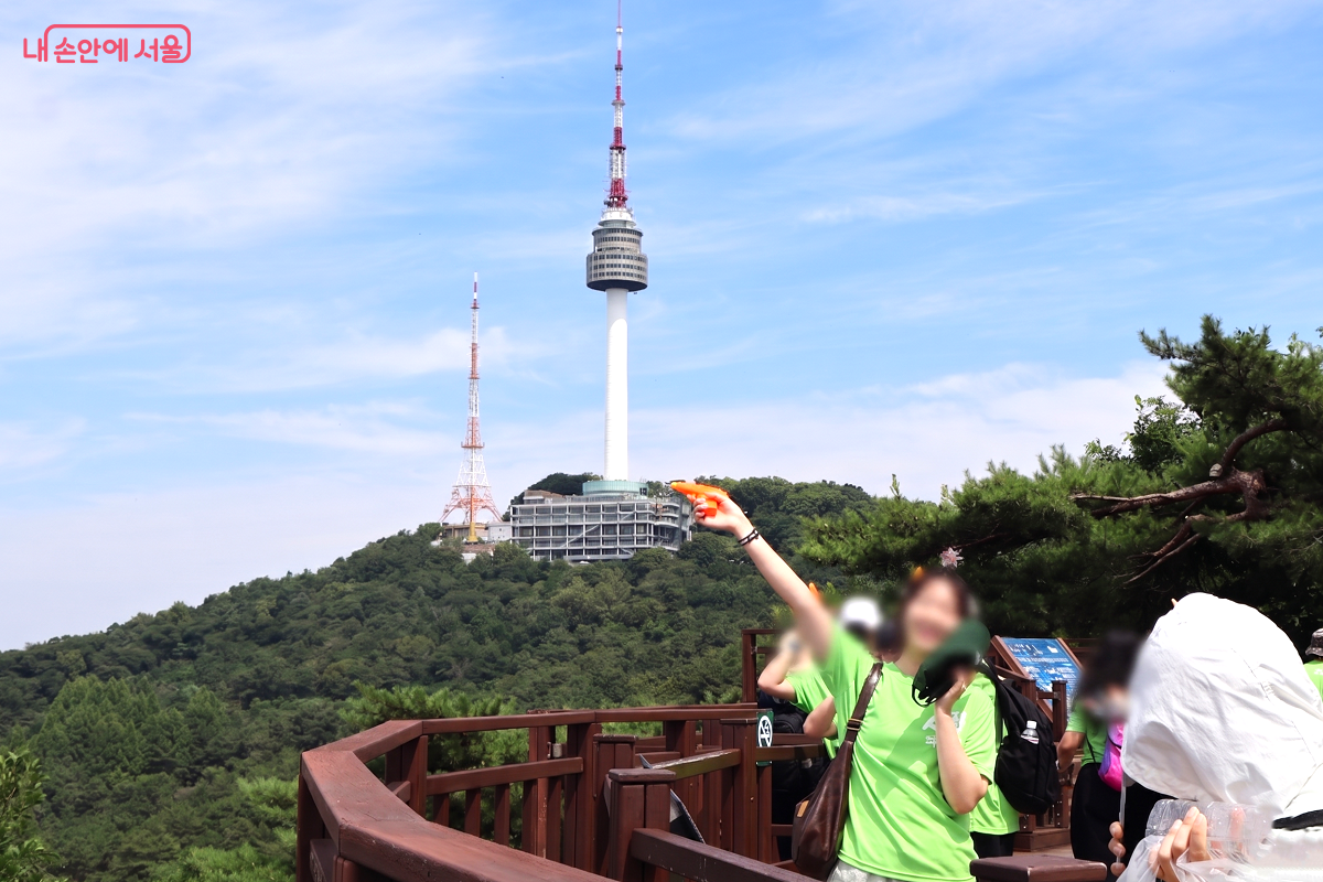 남산타워를 배경으로 물총을 쏘며 즐거워하는 참가자 &copy;이봉덕
