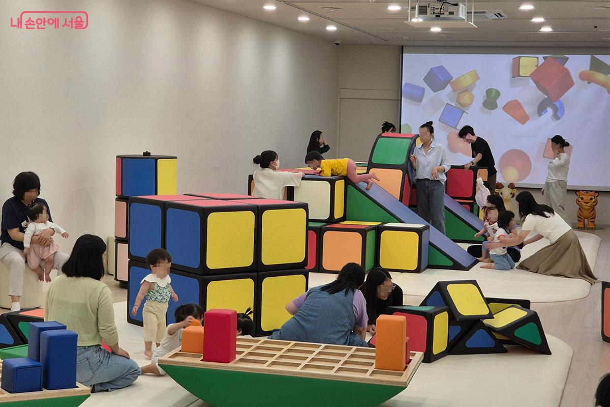 영아를 동반한 가족들이 안전하게 놀이를 즐길 수 있는 세심한 배려가 돋보였다.