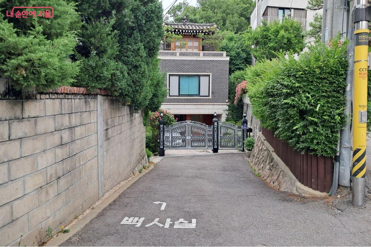부암동에서 올라오는 길, 주택가 골목길 바닥에 새겨진 백사실계곡 입구 안내 표시 ©장형진