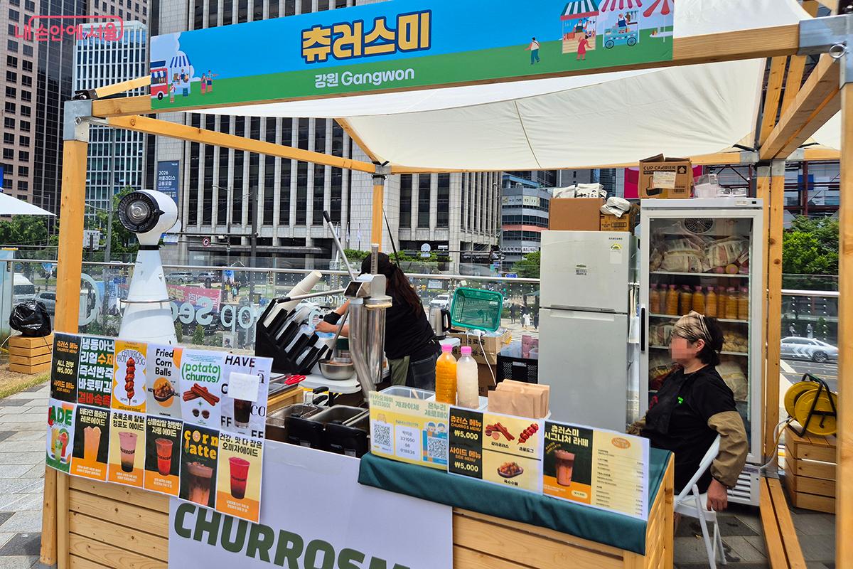'츄러스미'는 주문과 동시에 바로 반죽을 뽑아 튀겨주는 츄러스 맛집이다.
