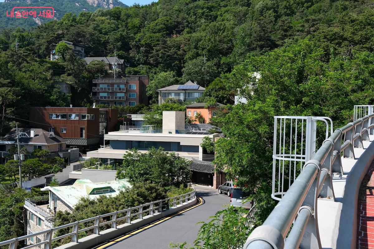 올라가는 길이 쉽지 않았지만 평창동의 멋진 주택과 주변 풍경 때문에 힘이 났다.