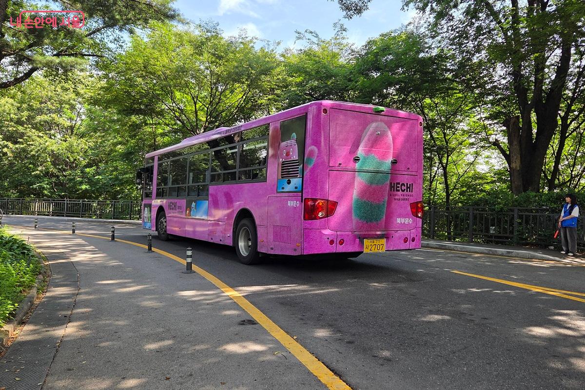 남산 남측순환도로를 오르고 있는 서울시의 귀여운 마스코트인 &lsquo;해치버스&rsquo; &copy;이상돈