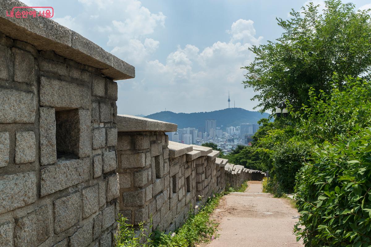 낙산구간에서 흥인지문에 이르기까지는 내리막길이다. ©박상현