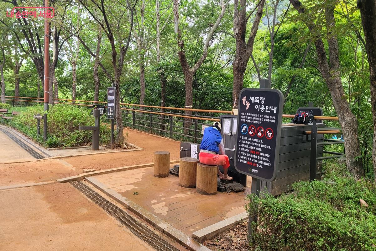 용마산공원 맨발길 세족장과 이용 안내 시설