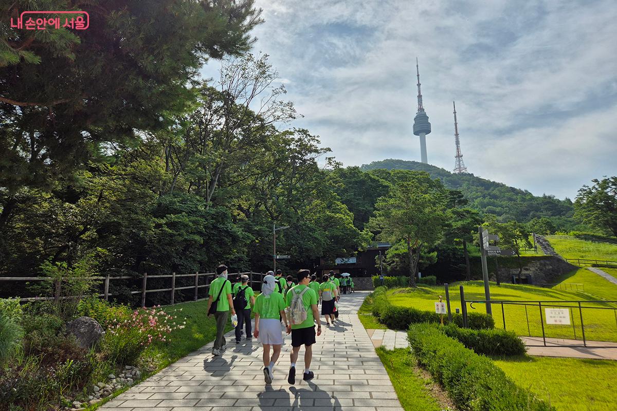 참가자들 너머로 남산타워가 보인다.