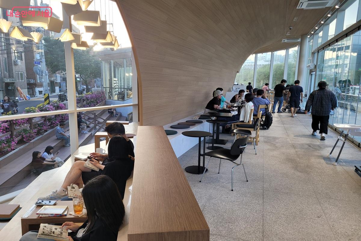 시민들이 우이천 풍경을 바라보며 휴식을 즐기고 있다. &copy;조연