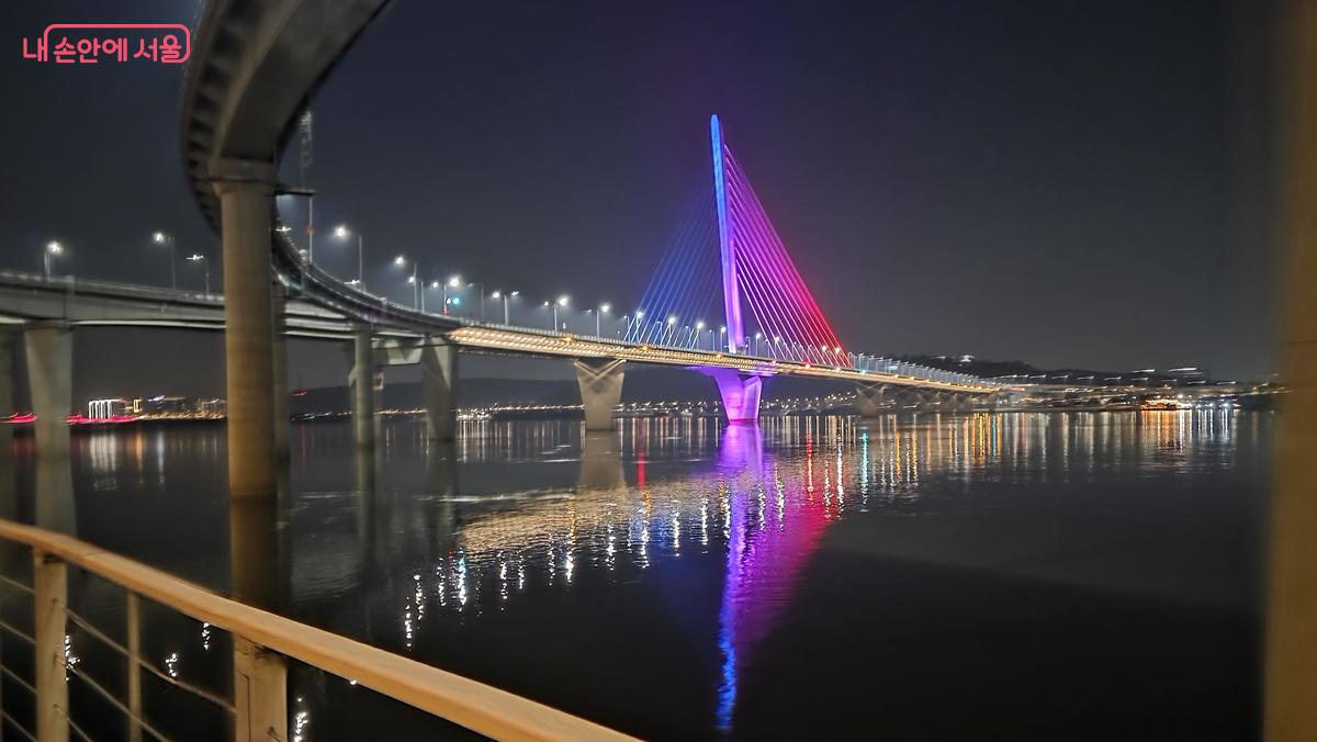 밤이 되면 월드컵대교의 화려한 미디어 파사드를 감상할 수 있다. ⓒ최용수