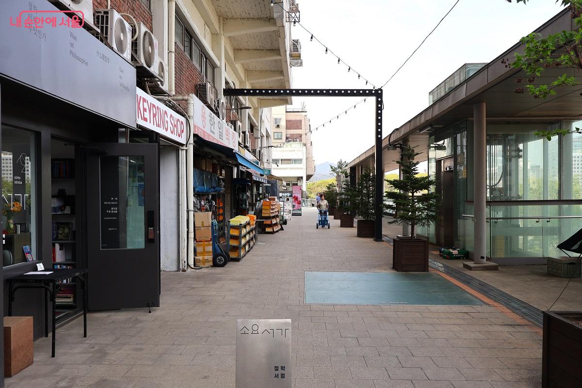 철학 전문 서점 &lsquo;소요서가&rsquo;가 자리 잡은 세운청계상가 보행로 &copy;이봉덕