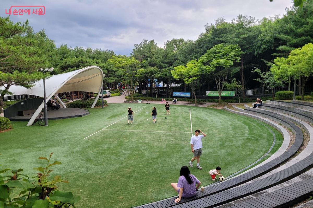 비석로근린공원 잔디광장에서는 주민들이 운동과 여가를 즐기며 휴식을 보내고 있다. ©조연