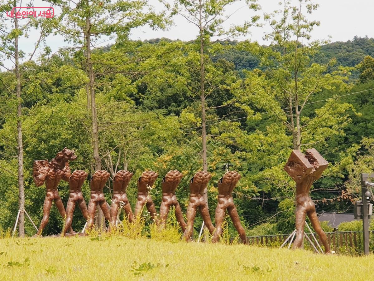 야외 전시장에 설치된 류인 작가의 &lsquo;급행열차&rsquo; &copy;엄윤주
