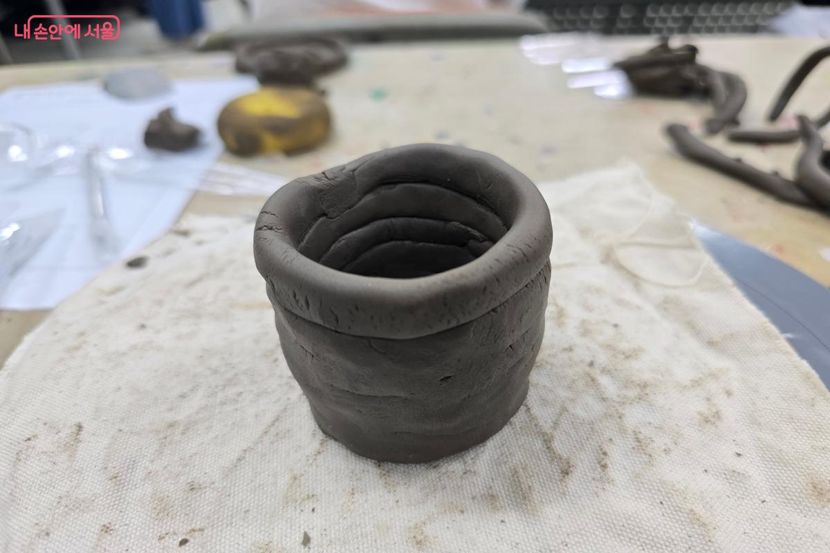  코일링(Coiling) 기법으로 찻잔의 형태를 빚어봤다. 이제 틈이 보이지 않을 정도로 매끈하게 다듬어야 한다. ⓒ강사랑