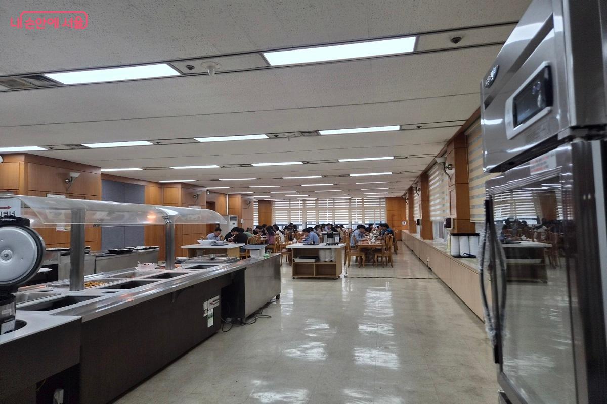 구내식당 내부 규모가 넓고 쾌적하다. &copy;박영신