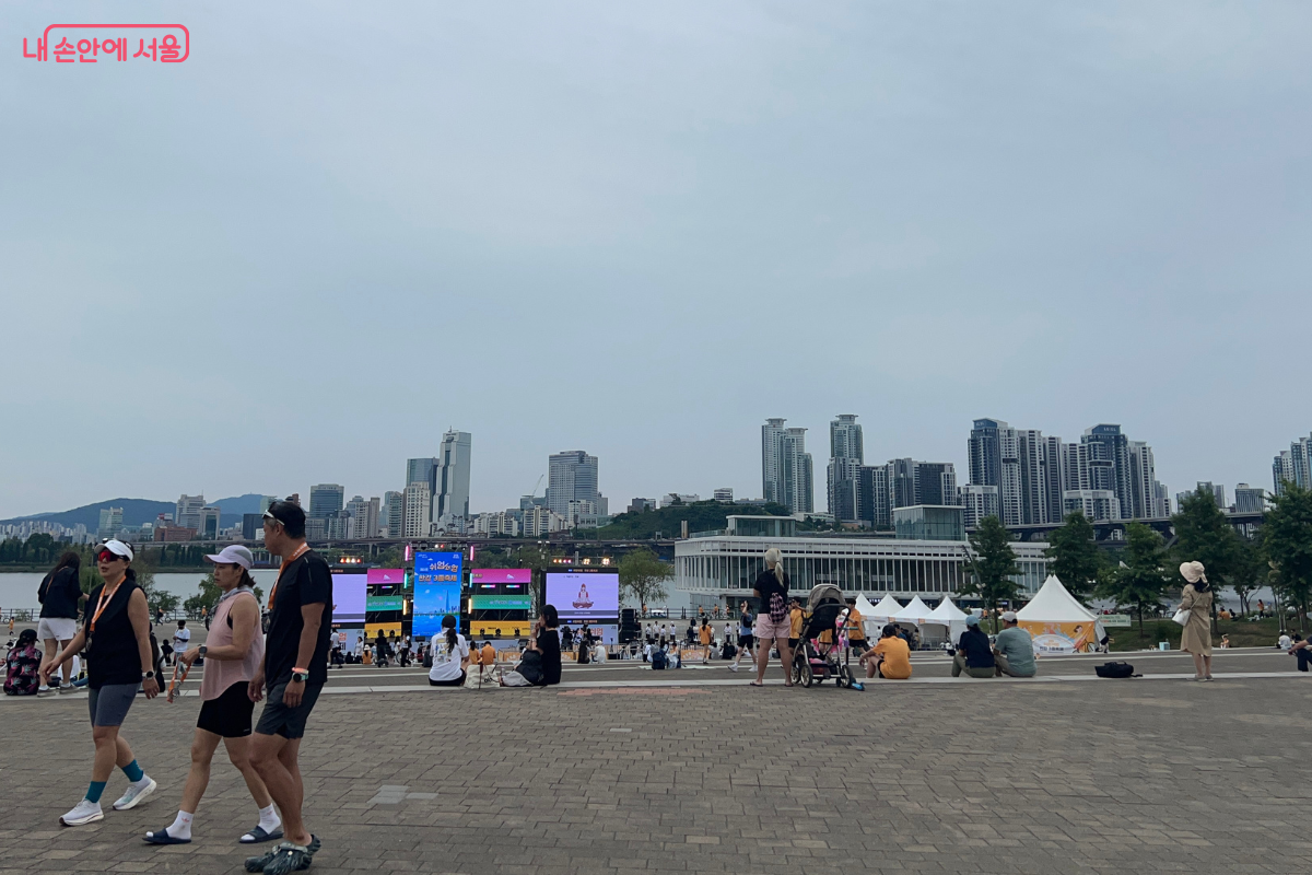 '쉬엄쉬엄 한강 3종 축제' 완주 메달 수령 후 귀가하거나 휴식하는 참가자들 &copy;류한민