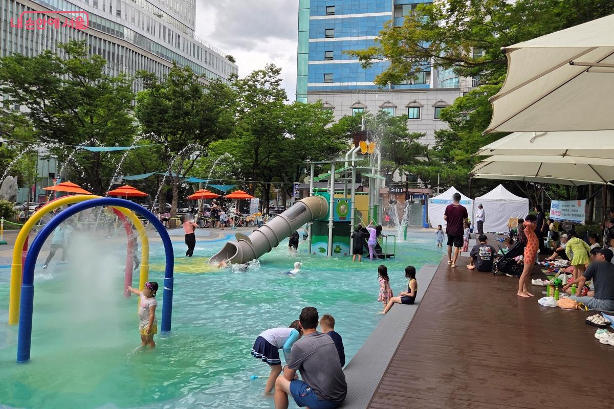 물놀이터 바로 옆에도 앉아 쉴 수 있는 공간이 있다. &copy;김미선