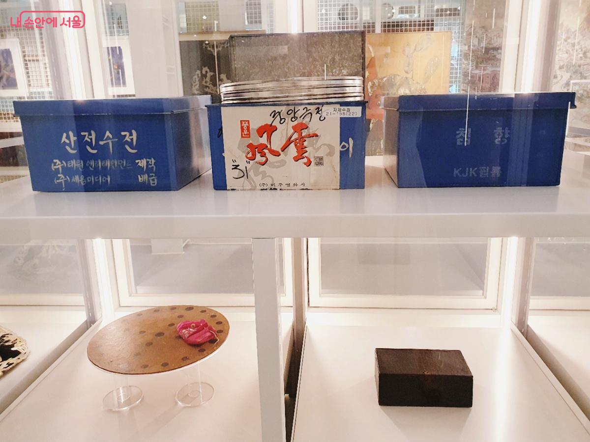 옛 영화 필름과 보관함 &copy;엄윤주