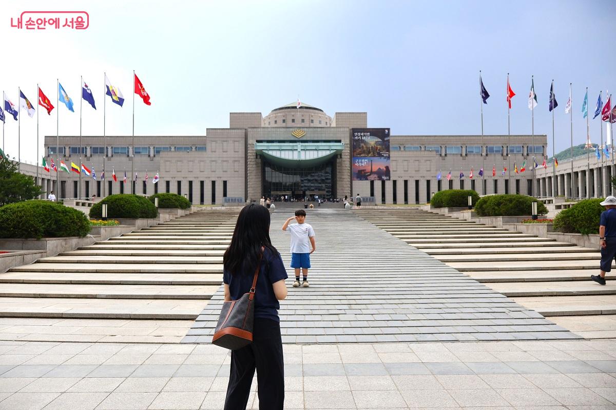 전쟁기념관 본관 전경, 어린아이가 거수경례를 하고 있다. &copy;김대진