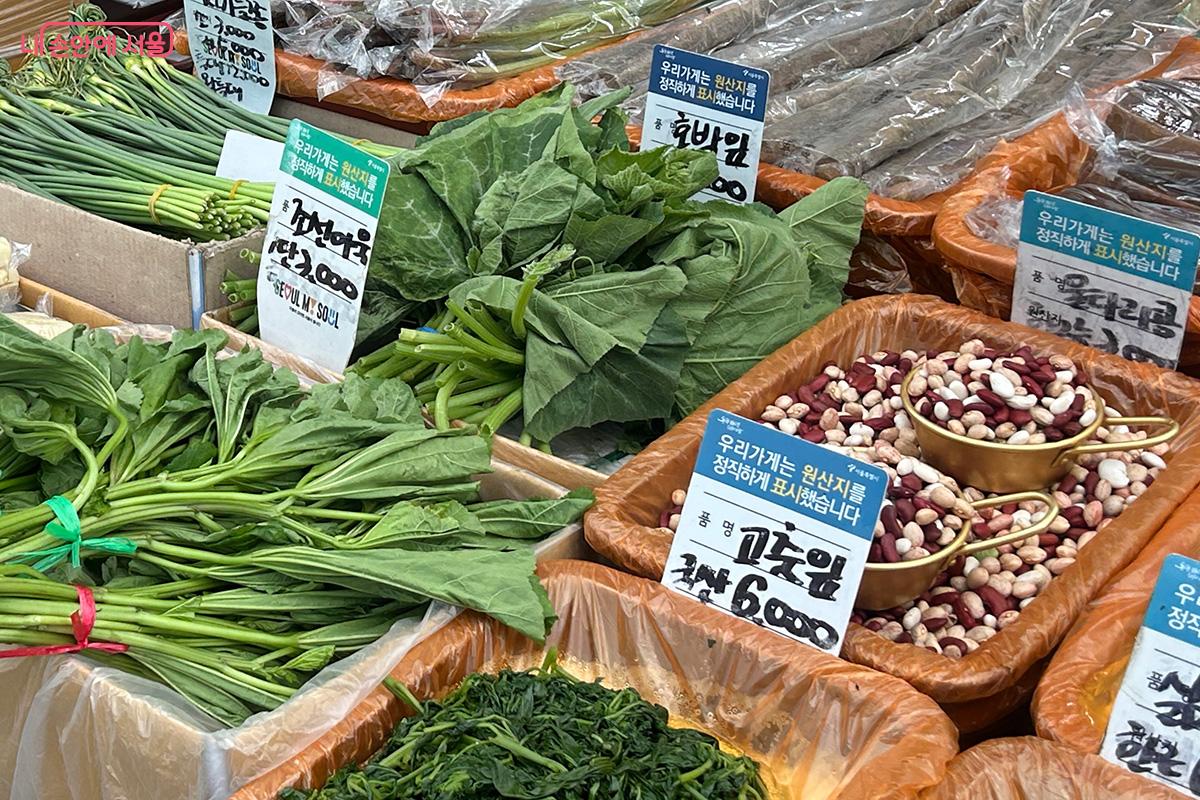 나물·채소마다 국내산·수입산을 구분해 원산지를 표기했다. ©김성주