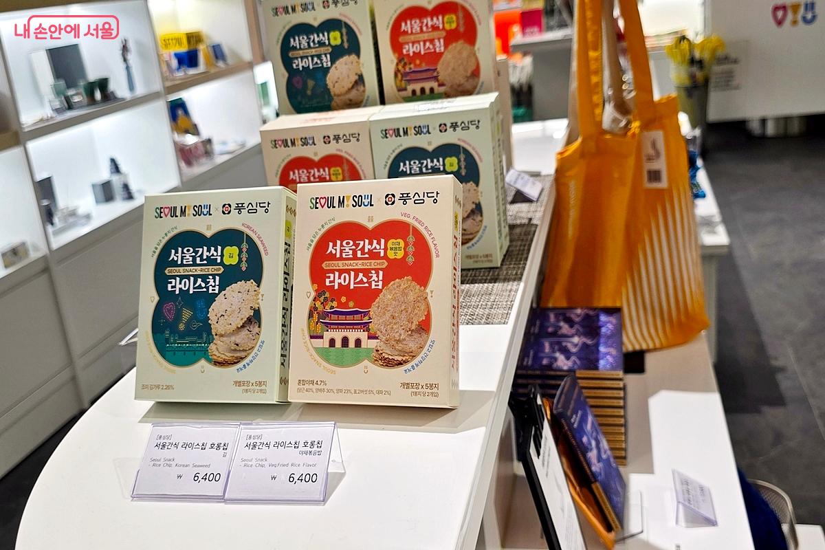 서울 간식 '라이스칩'과 서울색 굿즈(가방)가 놓여 있다. ©김윤경