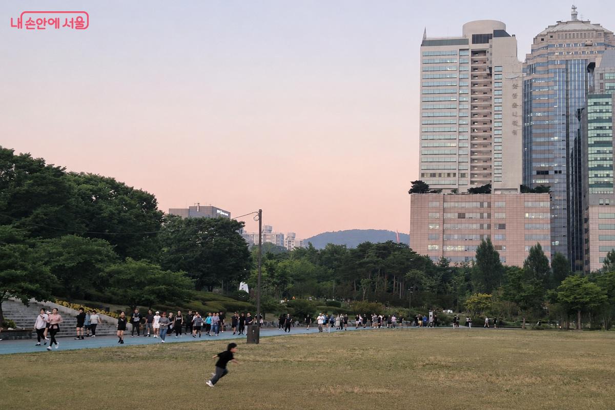 저녁 시간 보라매공원 트랙에서 걷기와 조깅을 즐기는 시민들