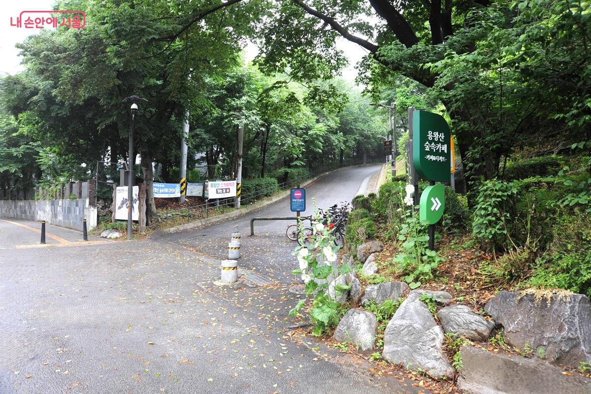 신목동역 1번 출구와 연결되는 용왕산근린공원 주 출입구 &copy;조수봉