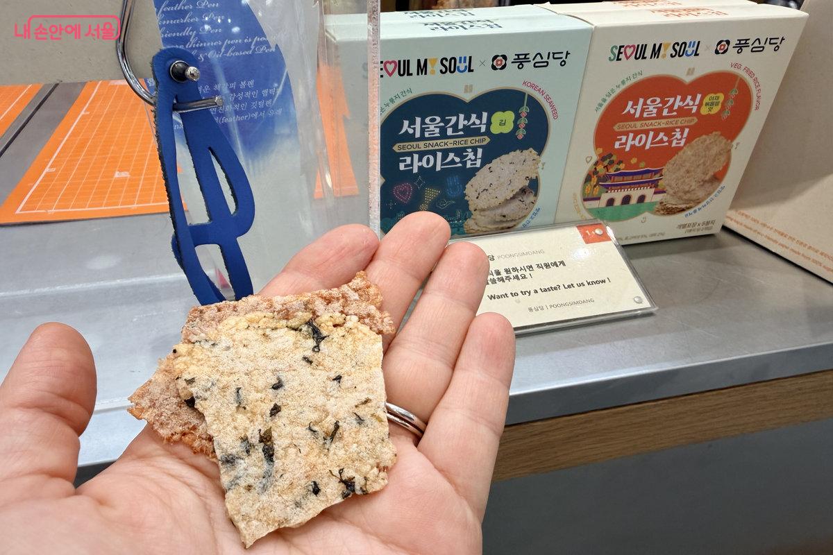 라이스칩은 ‘야채볶음밥 맛’과 ‘김 맛’ 2종으로 구성되어 있다. ©노윤지