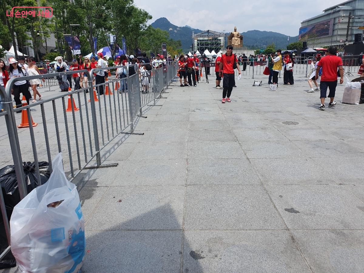거리 응원 후 자발적으로 주변 쓰레기를 정리하는 성숙한 시민의식이 빛났다. ©김병규