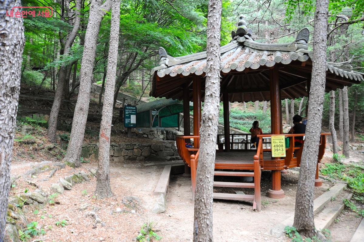 호암늘솔길에서 호암마루길이나 전망대로 오르는 분기점인 &lsquo;잣나무 약수터&rsquo; &copy;조수봉