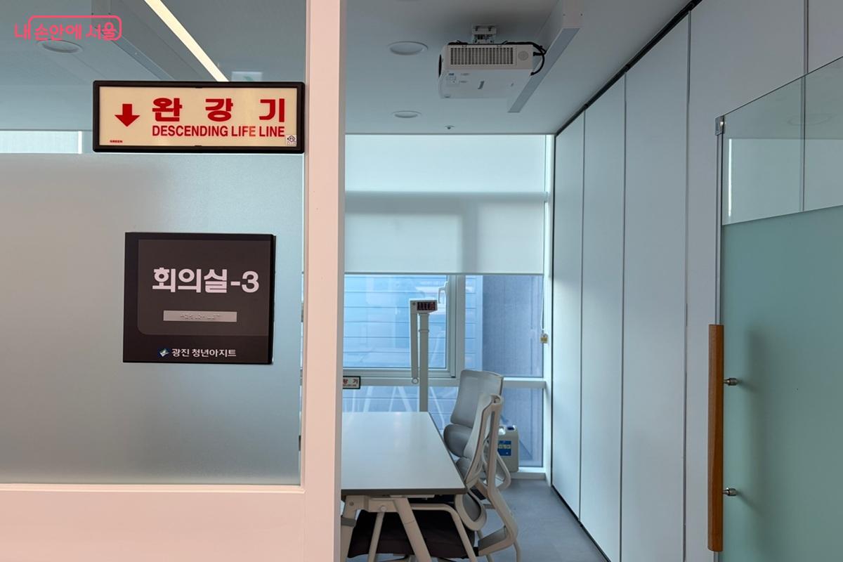 쾌적한 학습 및 소그룹 모임이 가능한 4층 회의실 외부 &copy;최재준