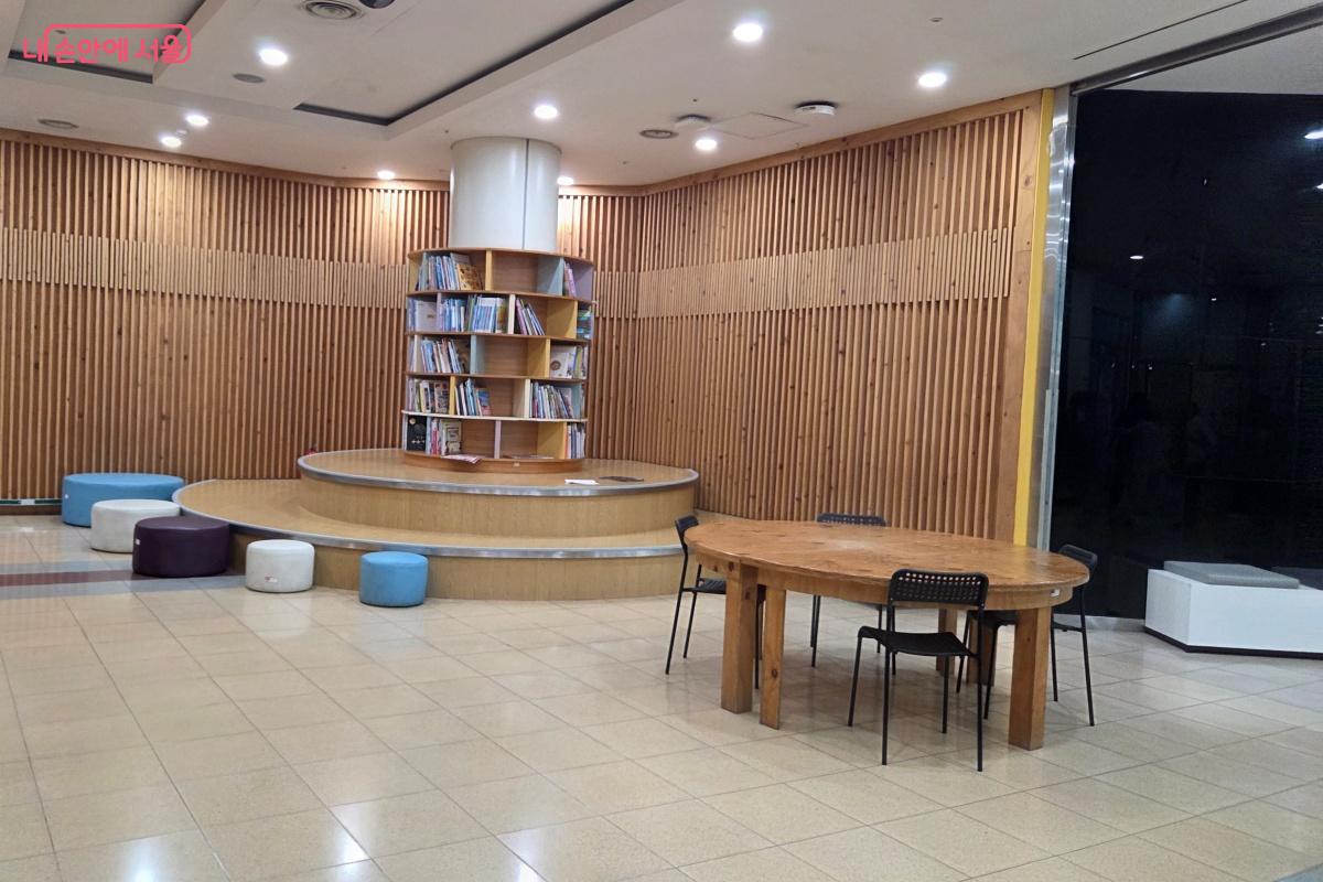 지하 상영관 1관 앞에 쉴 수 있는 공간이 마련됐다. &copy;김미선