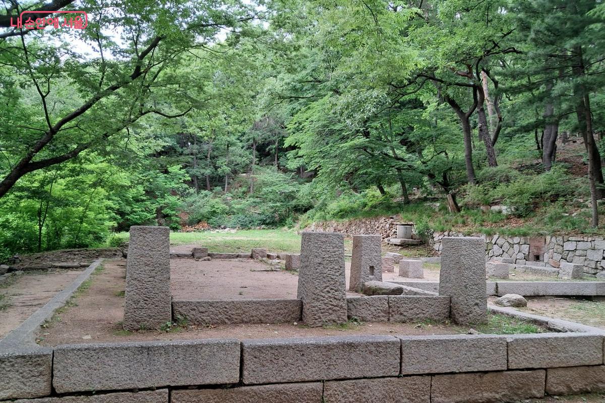 백사실계곡 내에 별장 터로 추정되는 석조 기둥 ©장형진