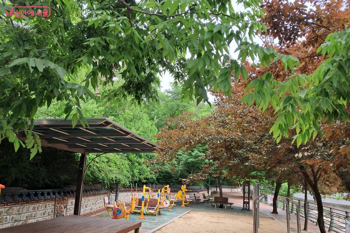 세검정 방향에서 올라가는 길에 마주친 수변공원에서 주민들이 운동과 휴식을 취하고 있다. ©장형진