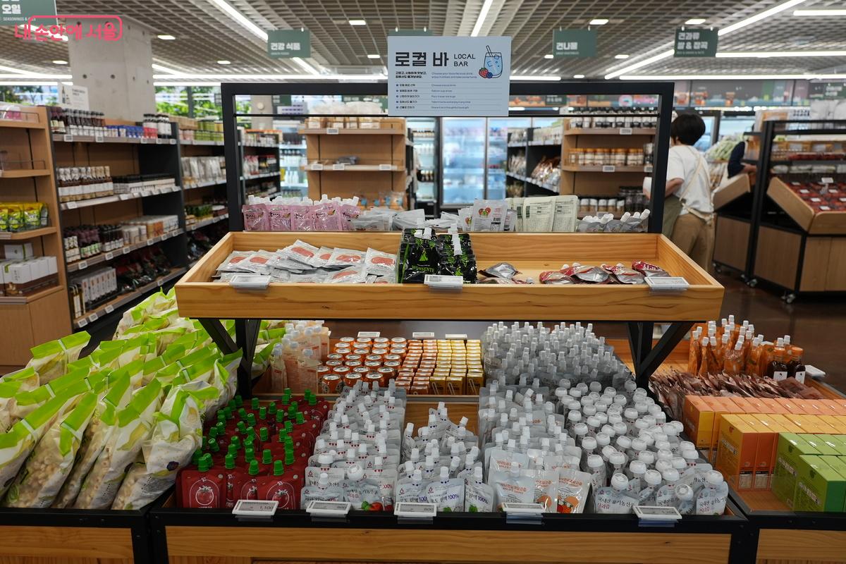 시원한 음료를 맛볼 수 있는 로컬 바 ©우현희