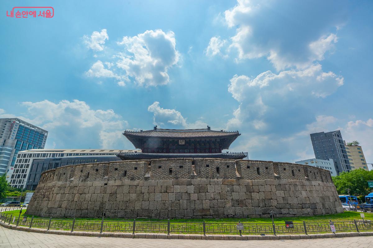 흥인지문은 대한민국 보물 제1호답게 사방이 웅장한 모습이다. &copy;박상현