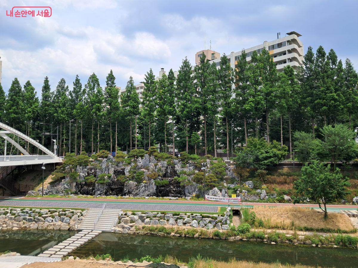 시각적인 시원함과 심리적인 안정감을 주는 암석 정원 형태의 수변 폭포 &copy;장형진
