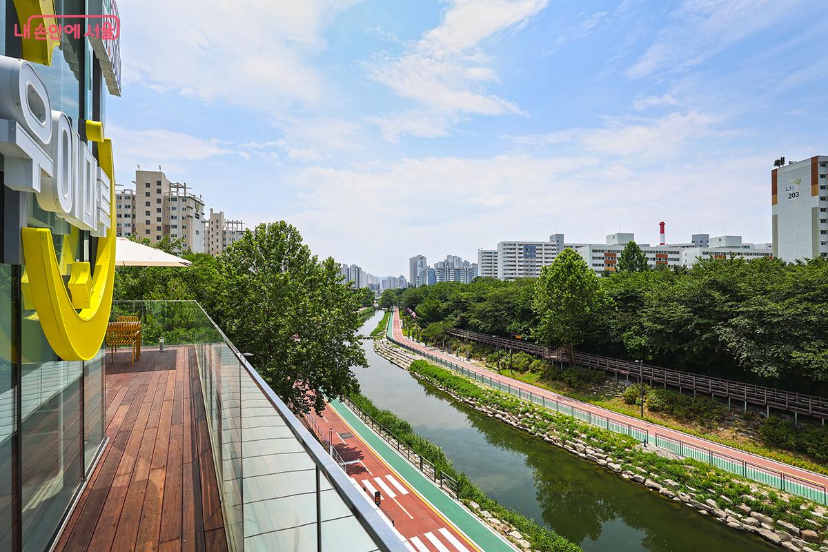 옥상 전망대에서 바라 본 우이천변 풍경 ©김주연