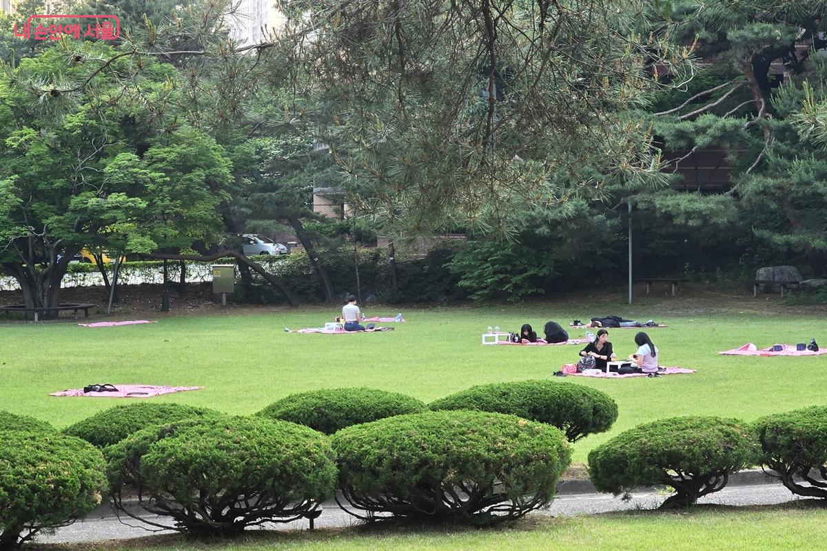 오랜만에 대학 캠퍼스에서 수업을 들으니, 마치 대학생 시절로 돌아간 듯 마음이 설렌다. ⓒ강사랑