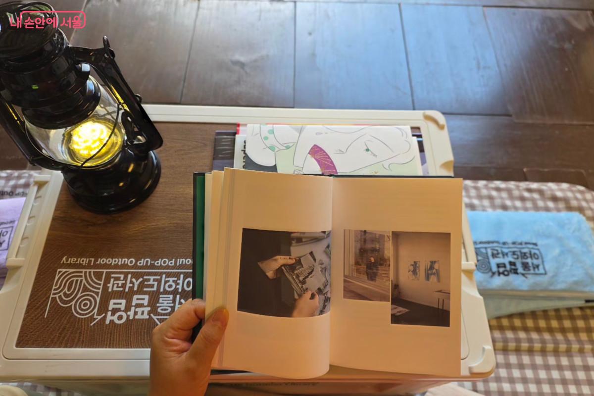 서울팝업야외도서관을 만난다면 놓치지 말고 이색 독서 공간을 경험해 보자. &copy;최정윤